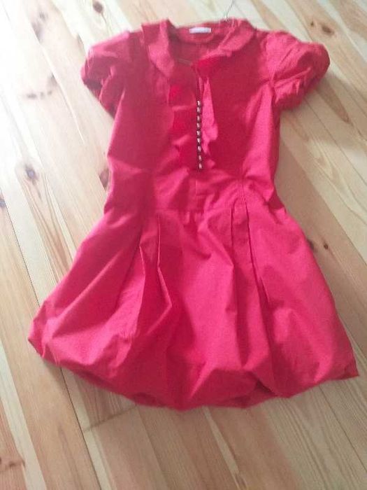 Czerwona sukienka firmy Airfield