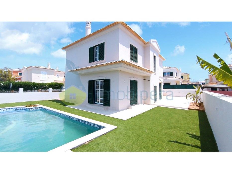 QUALIDADE E CONFORTO! Moradia com 3 quartos, Jardim, Piscina e Gara...