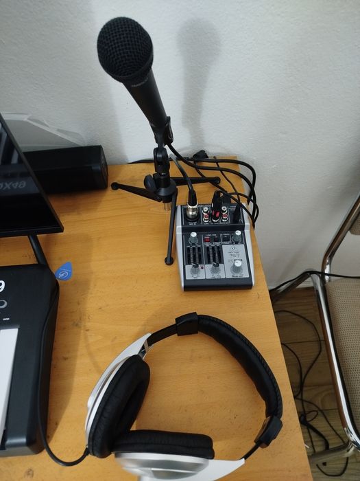 Kit estúdio teclado Alesis qx49 com pedal susten e kit  Behringer podc