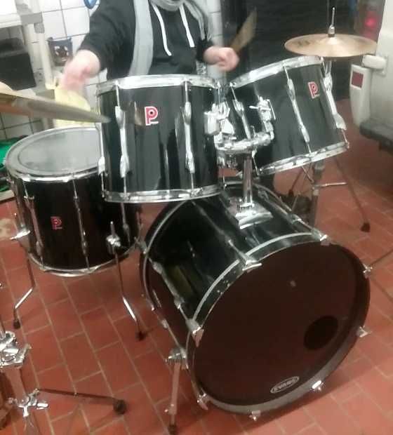 Bateria preta Premier com pratos extra e banco