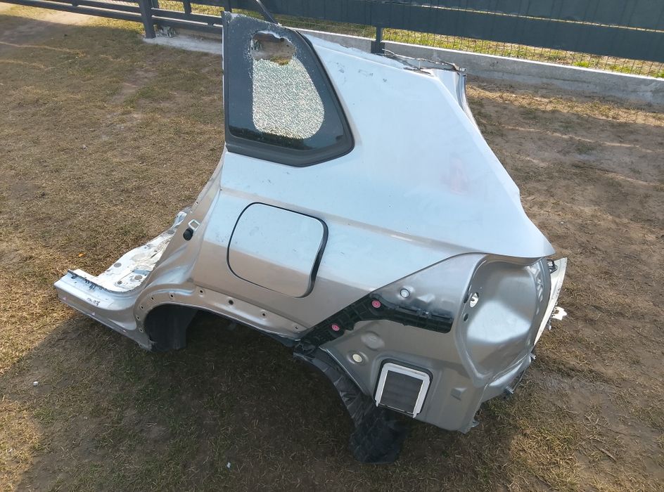 Corolla Cross prawa lewa ćwiartka tylna