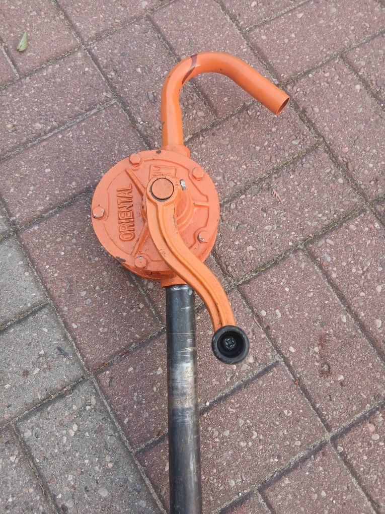 Pompa ręczna do beczki.