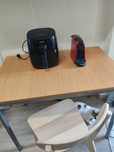 Mesa, cadeira, máquina de café e air fryer