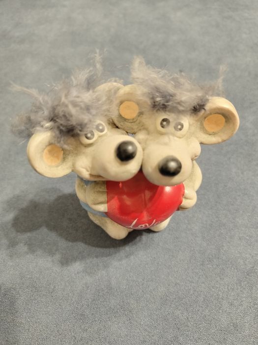 Статуетка парочки мишей