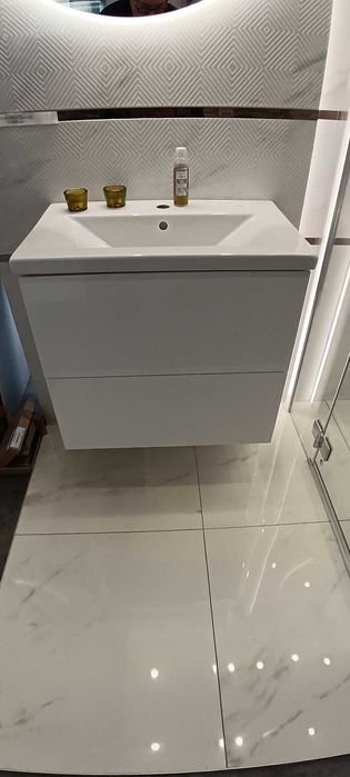 Szafka podwieszana 60cm z umywalką biała.