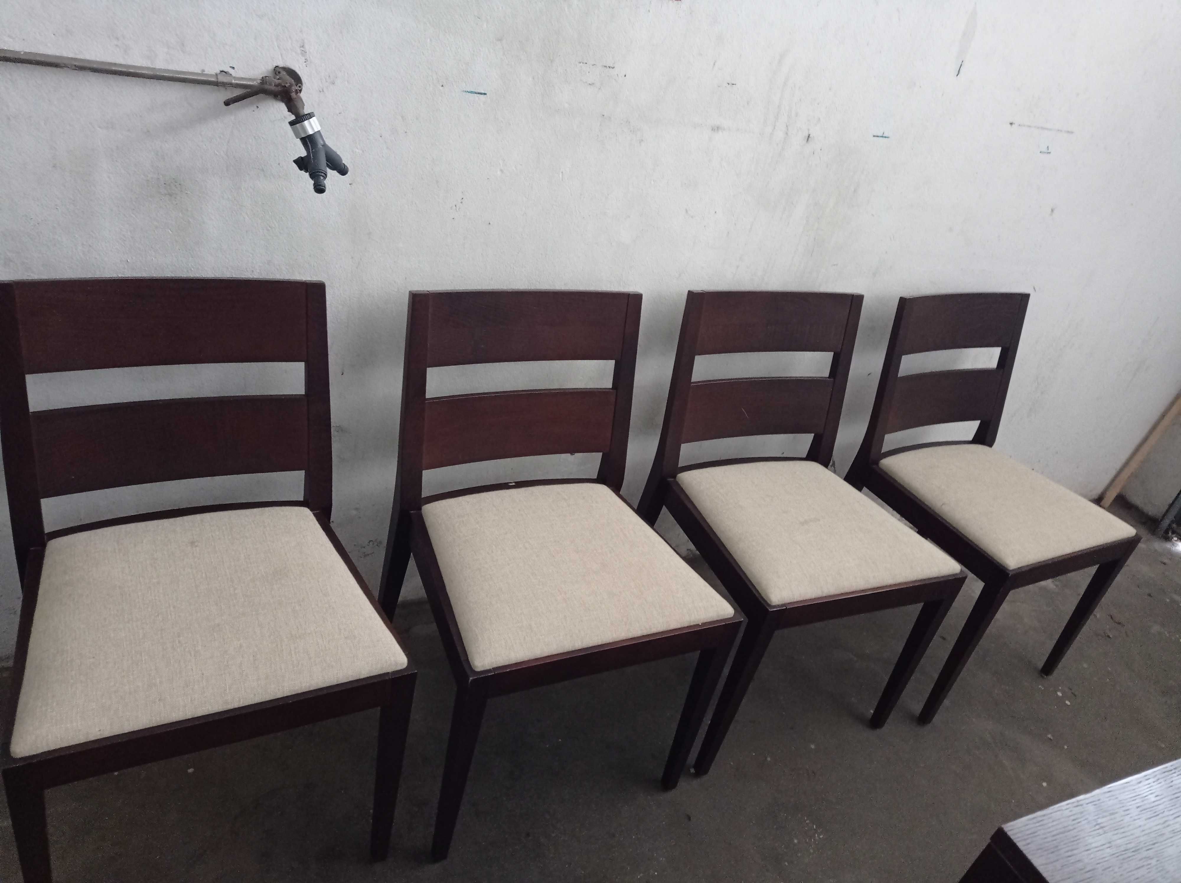 Conjunto de Mesa em carvalho escurecido,4 cadeiras em bom estado ,