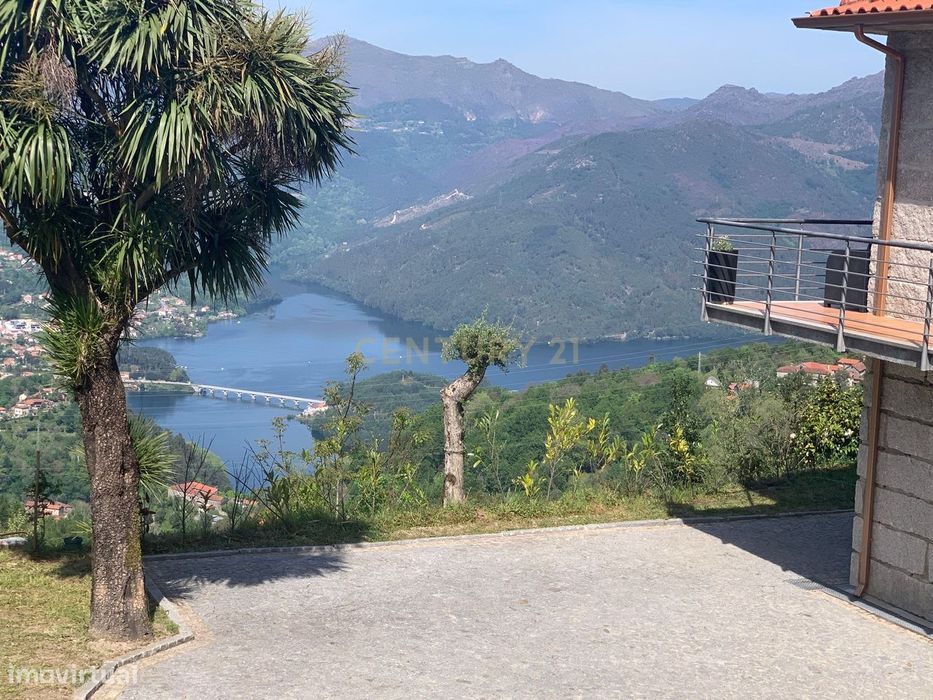 Duas Casas na zona do Gerês com 3 Suites e  vistas rio