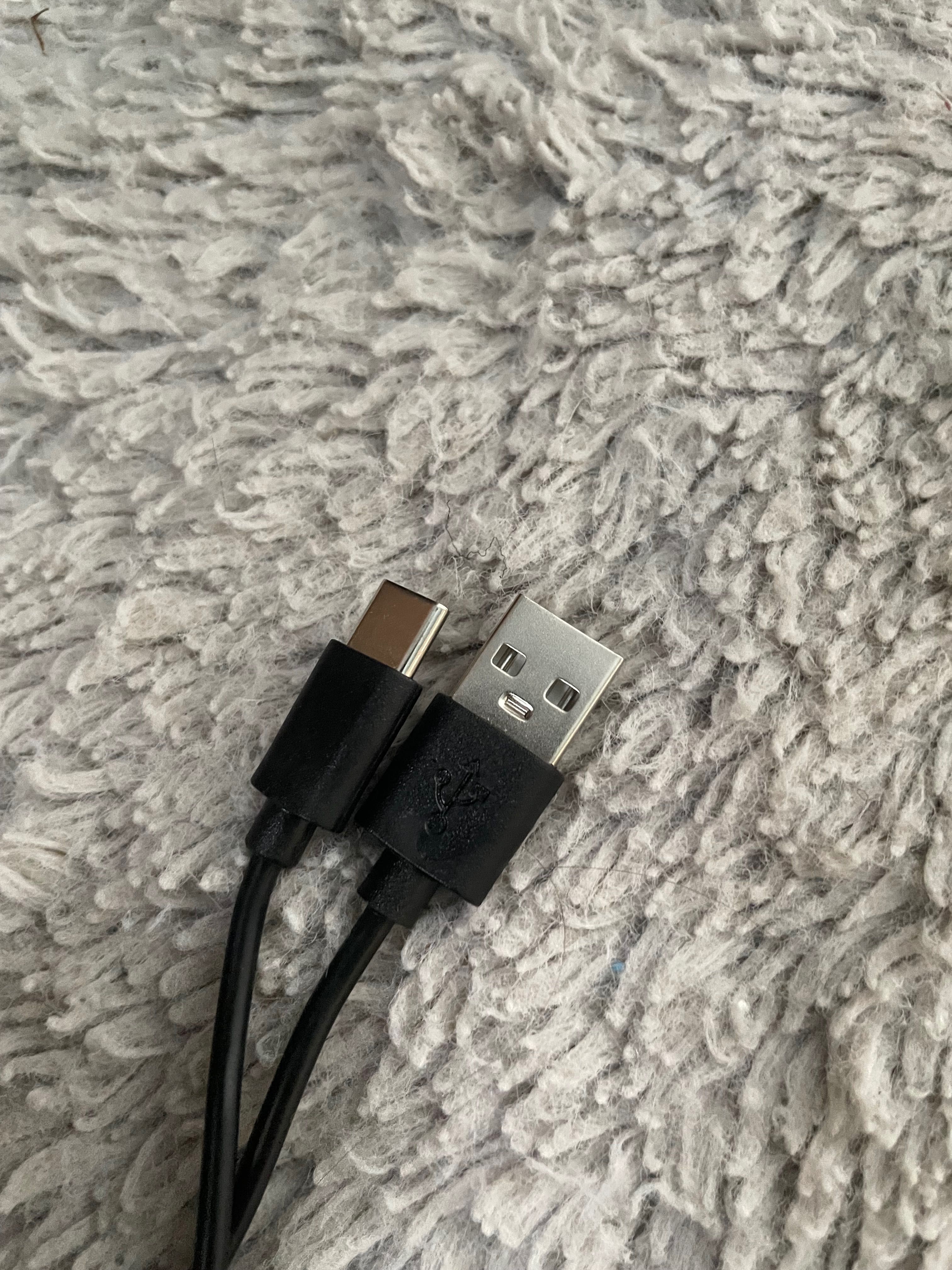 Czarny kabel USB c - USB a ok. 30cm