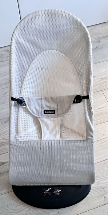 Leżaczek bujaczek BabyBjörn mesh biały szary