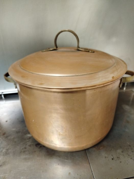 Vendo panela de cobre com 24 cm de altura e 36 cm de largura