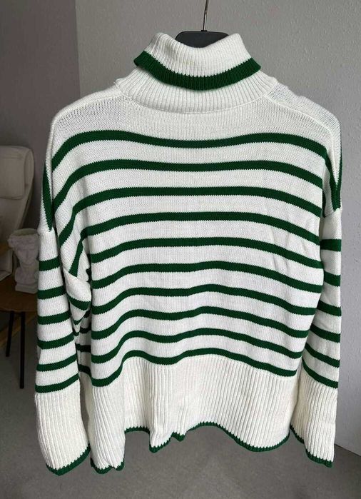 Светр в смужку  з горловиною