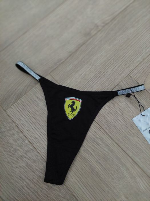 Stringi z logo Ferrari