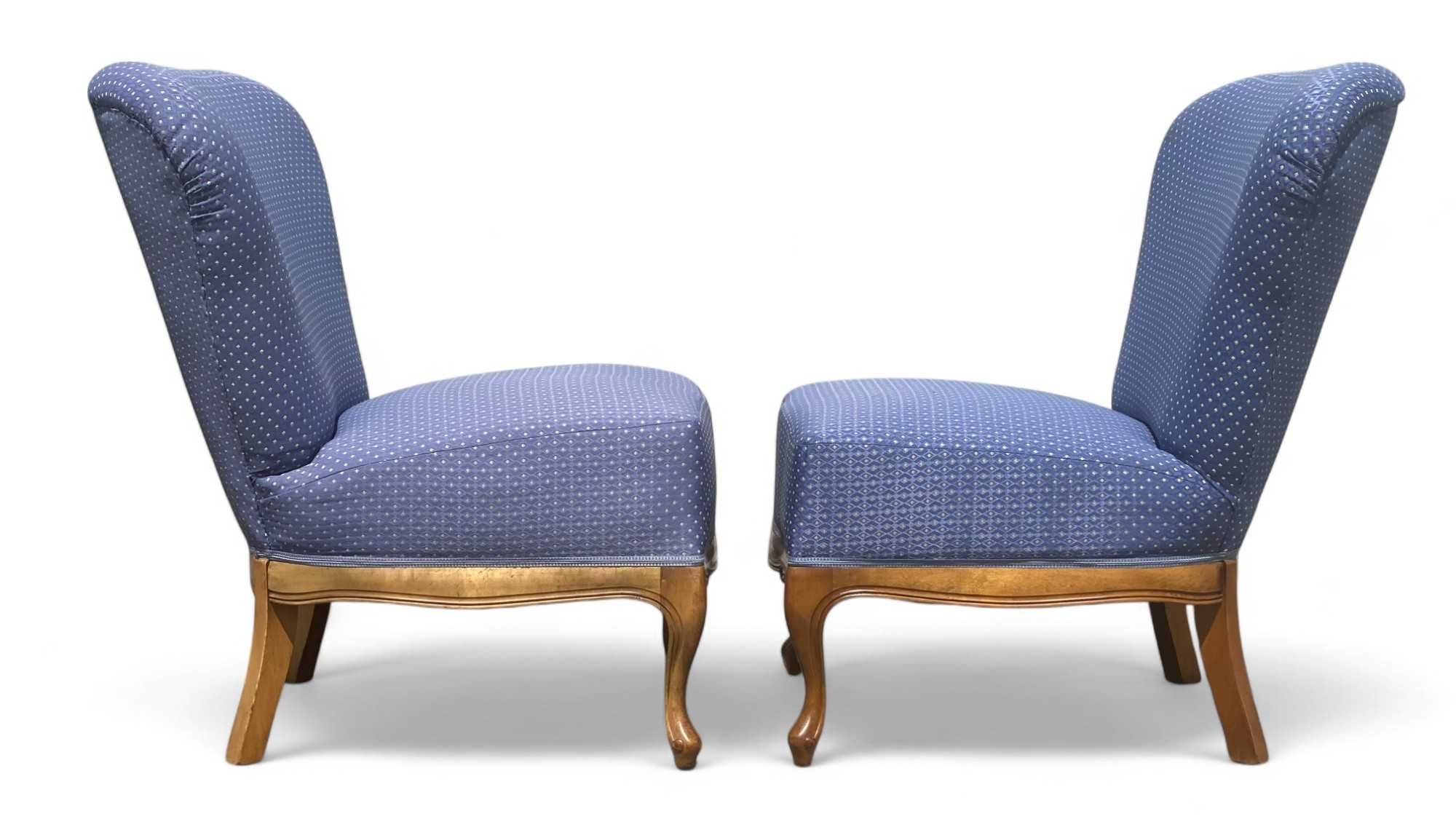 Para eleganckich foteli koktajlowych w stylu ludwikowskim, orzech