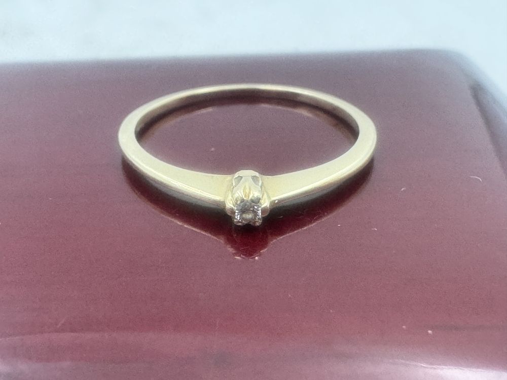 Zaręczynowy złoty pierścionek z diamentem 585 0,95 g r 11