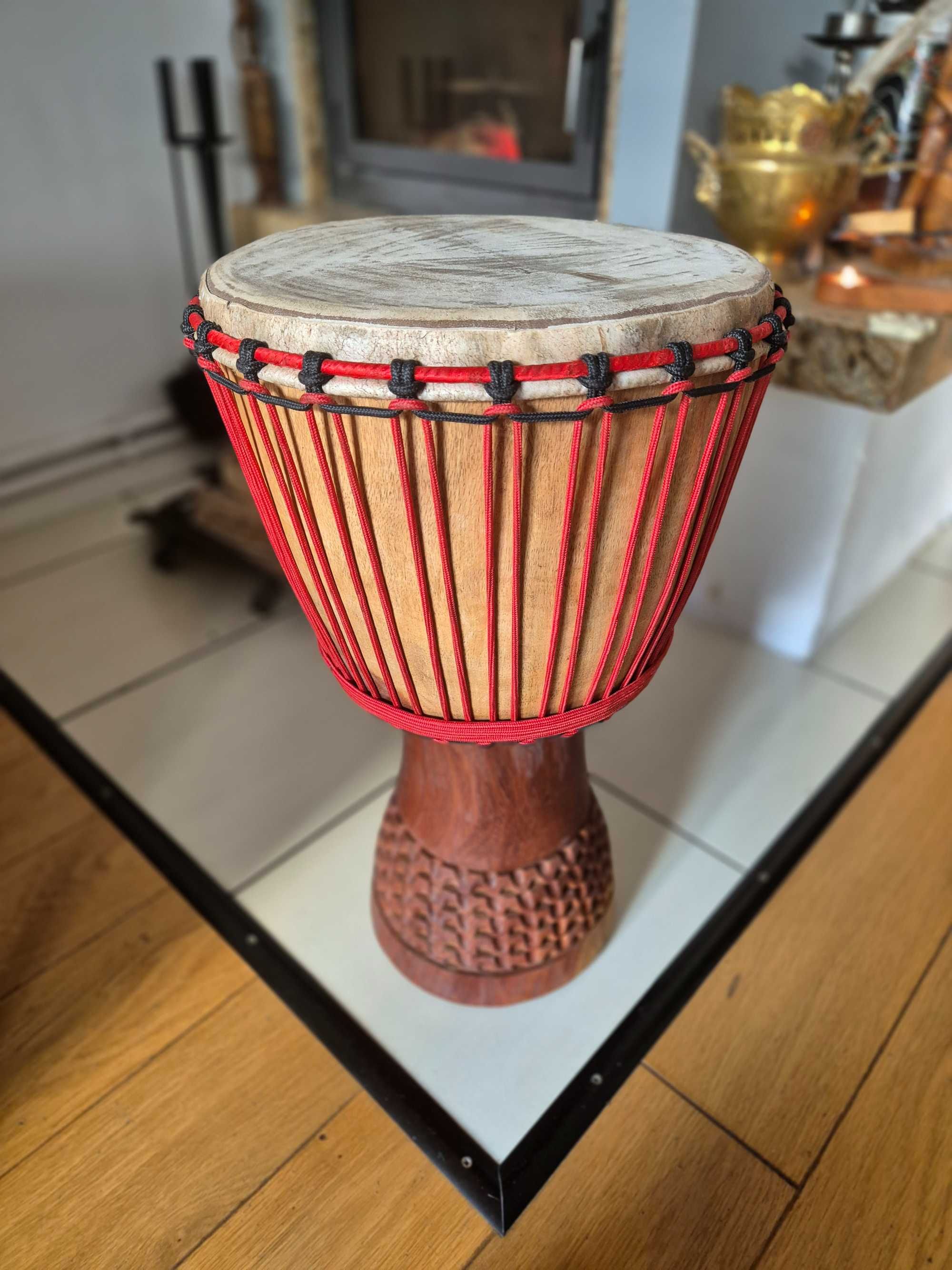 Średniej wielkości djembe z Afryki - nowy bęben prosto z pracowni