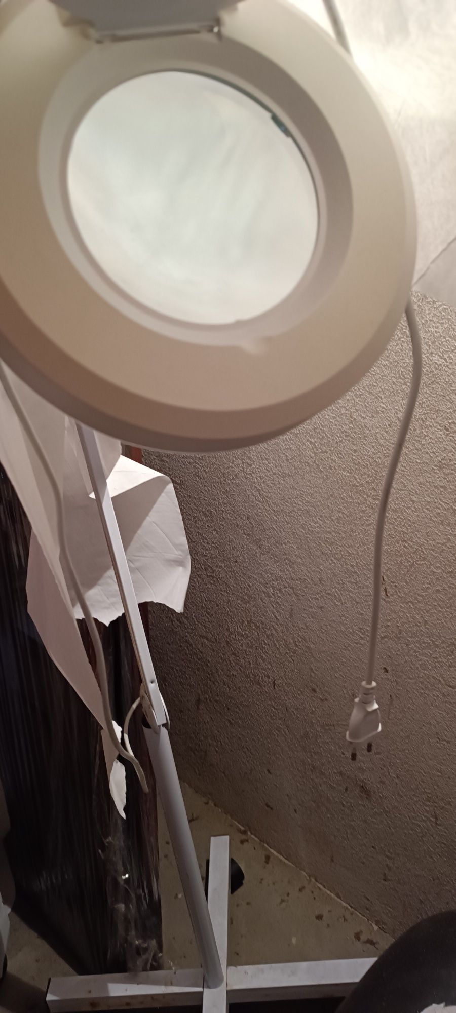Marquesa, lupa, mesa ajudante, com itens de cabeleireiro
