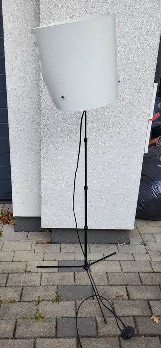 Lampa stojąca biała