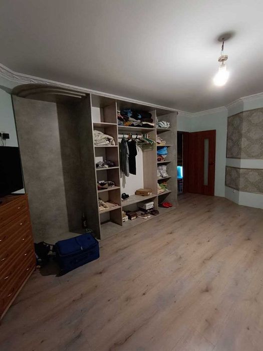 ПРОДАЖ просторого будинку з ЧАСТКОВИМ ремонтом! виїзд на Богатирську