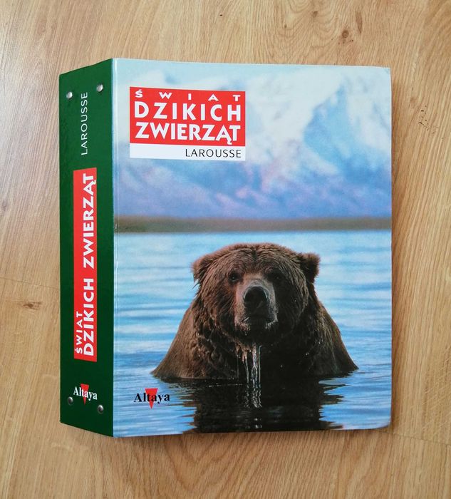 Świat Dzikich Zwierząt Larousse. Segregator z 16 zeszytami.