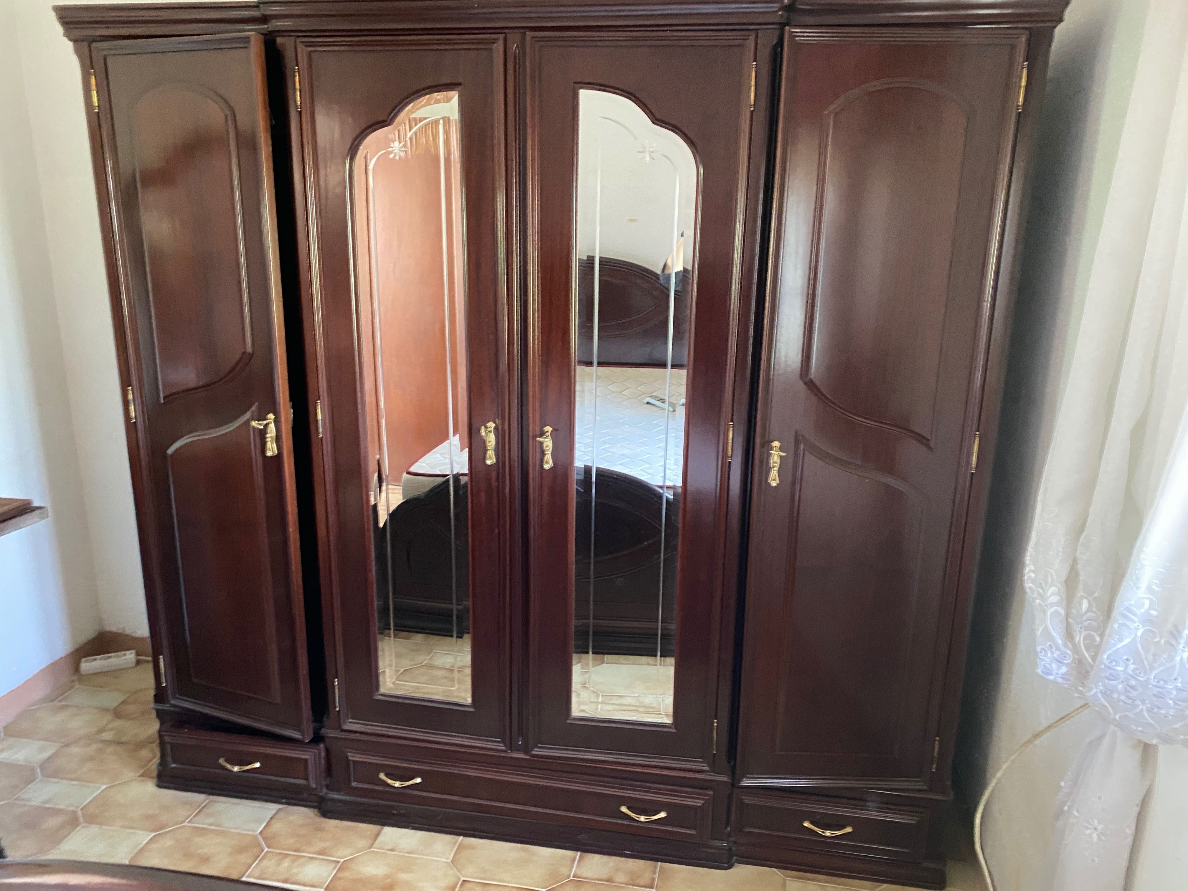 Mobília de quarto de casal em mogno, com estrado articulado