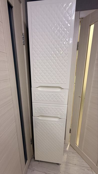 Глянцевий пенал у ванну