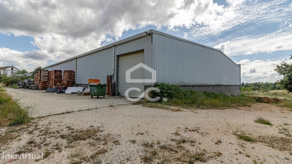 Pavilhão destinado a indústria em Pedrogão Grande, constituído por 4 n