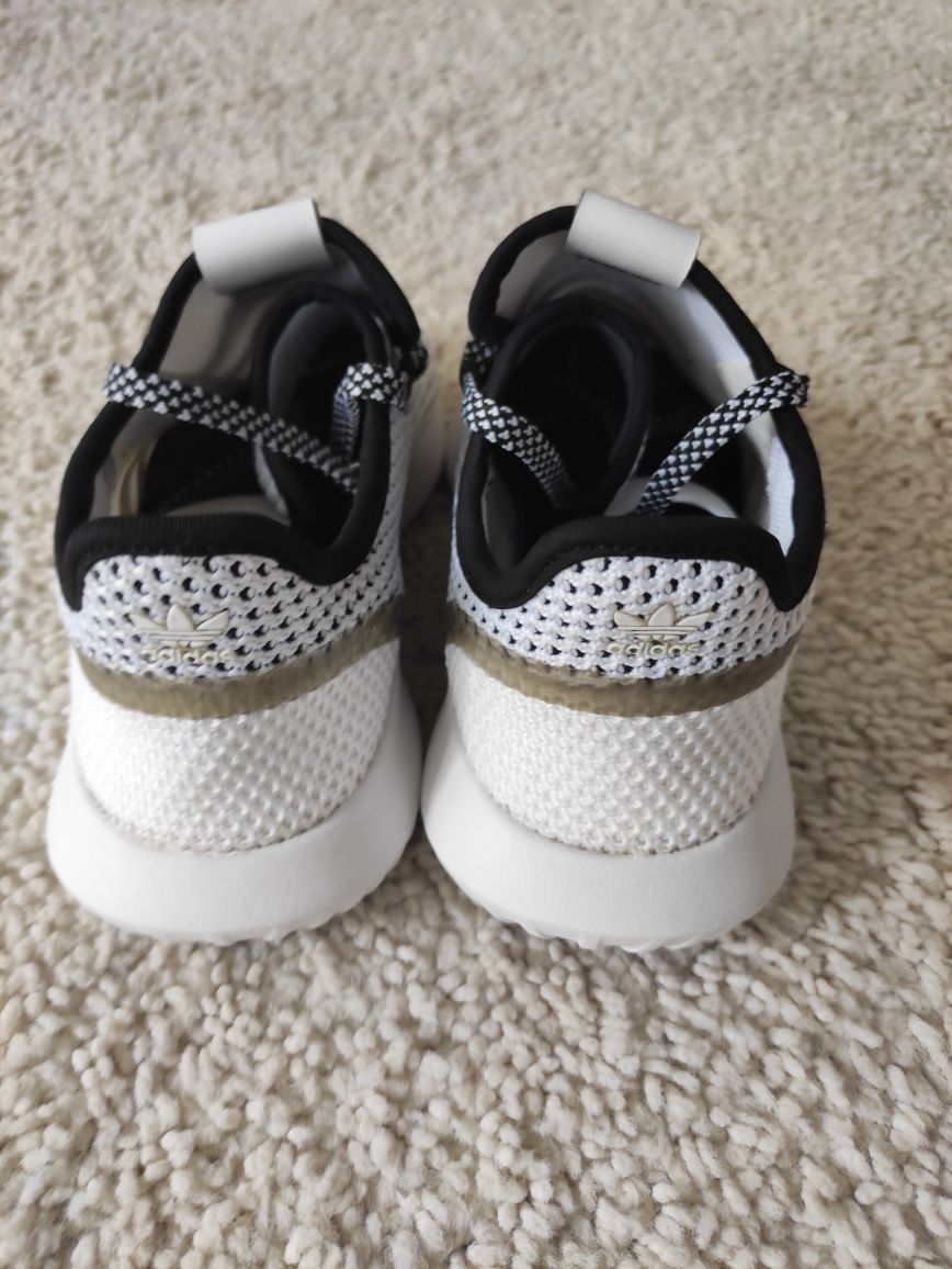 Кросівки Adidas 36,5