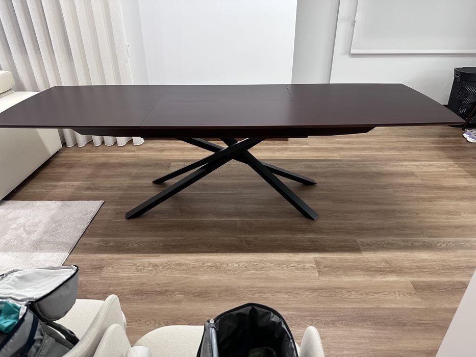 Mesa de Jantar extensivel folheada a Nogueira