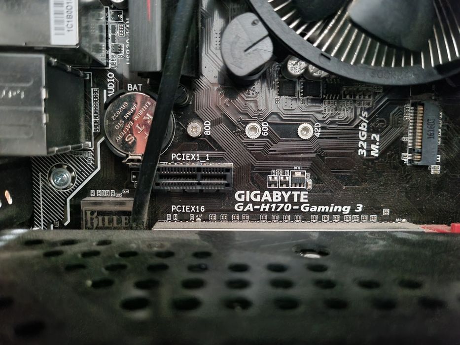 Komputer gamingowy i5/16/ssd/radeon 8gb/24" LED windows pro