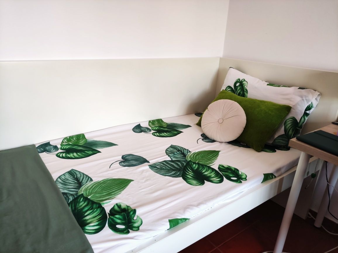 Cama de solteiro com colchão, branca