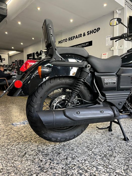 UM Renegade Commando 125 cc Uma cruiser Americana de estilo