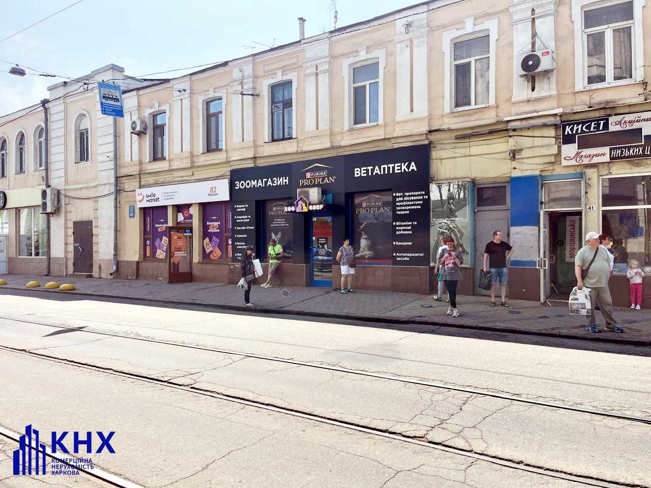Фасадний магазин біля зупинки транспорту, Полтавський шлях