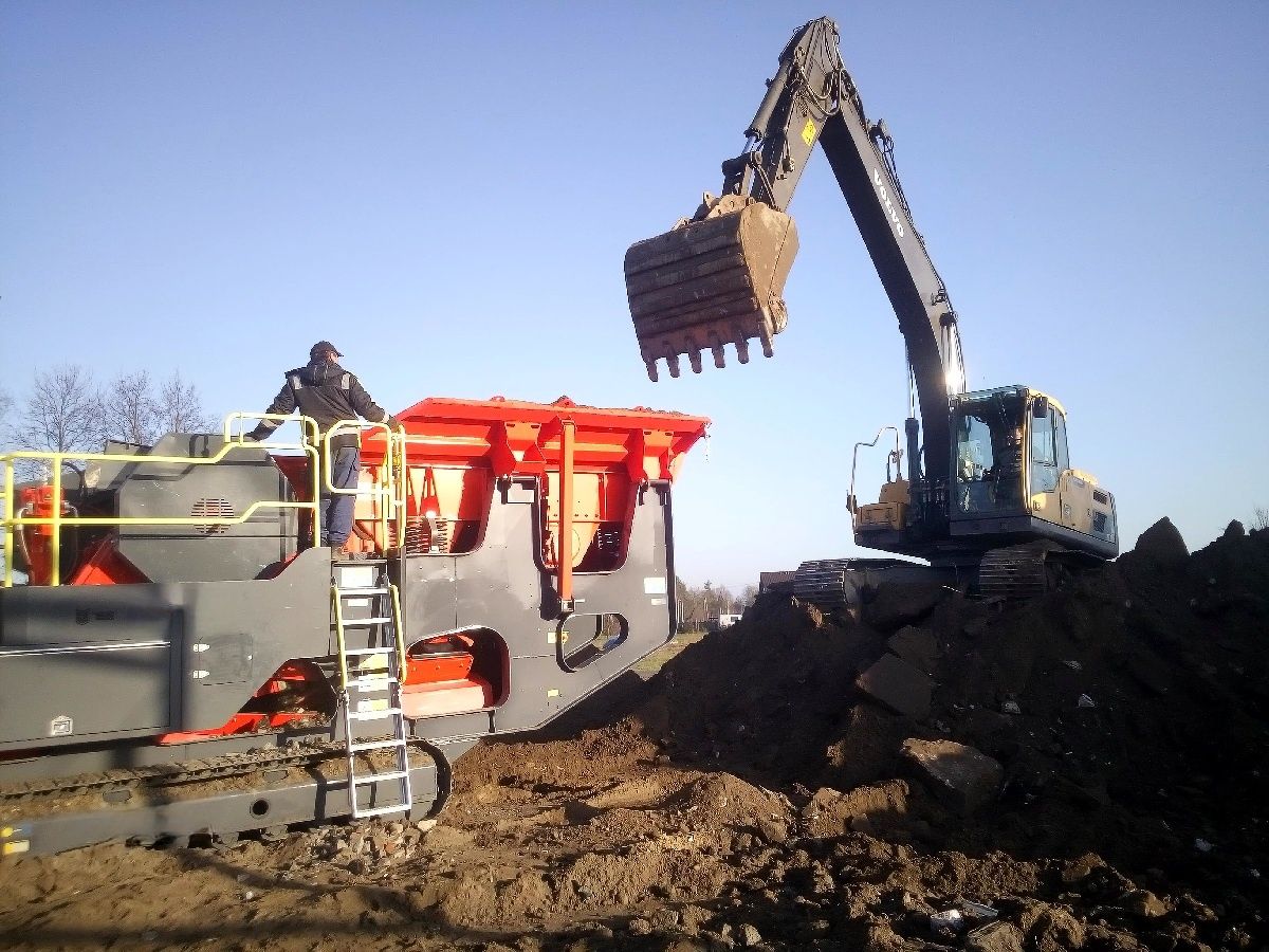 Usługa kruszarką, kruszarka, koparka ładowarka walec kostka brukowa