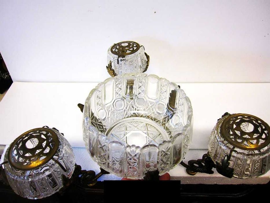 lindo antigo centro de mesa -floreira- em bronze com cristal prensado