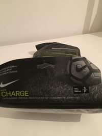 Ochraniacze nagolenniki piłkarskie Nike Youth Charge chłopięce S