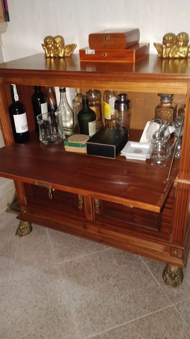 Bar estilo império em muito bom estado