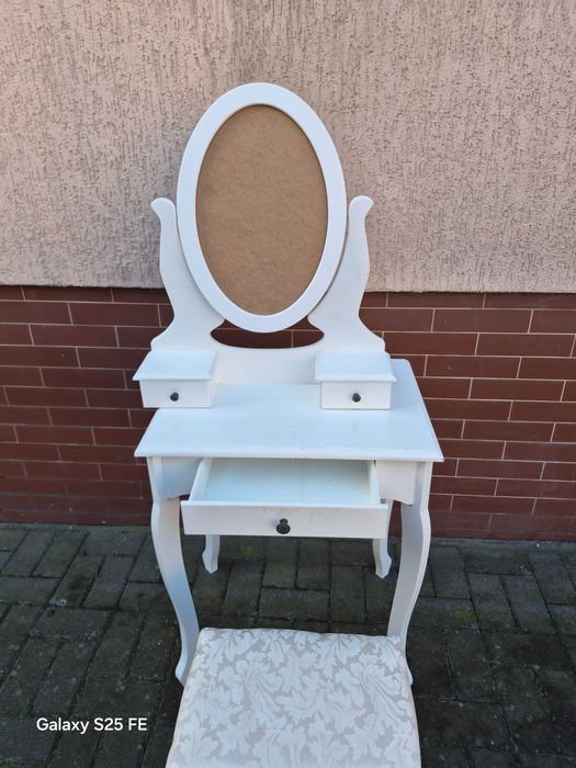 Drewniana toaletka dla dziewczynki