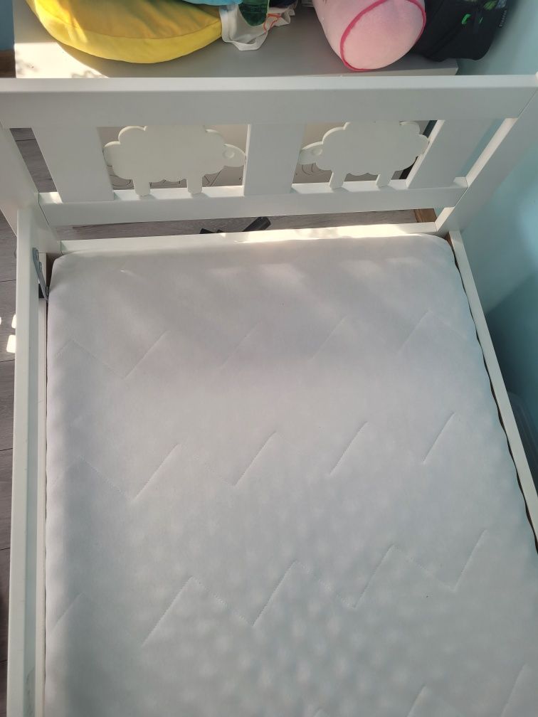 Łóżko ikea białe z materacem