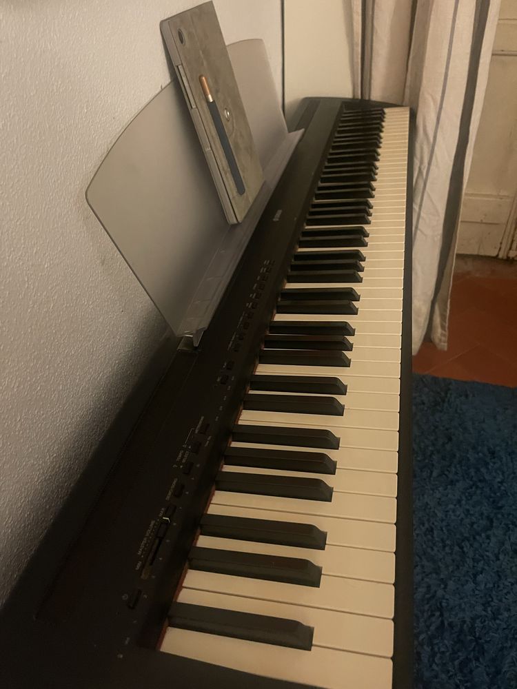 Pianoa Yamaha com pedais