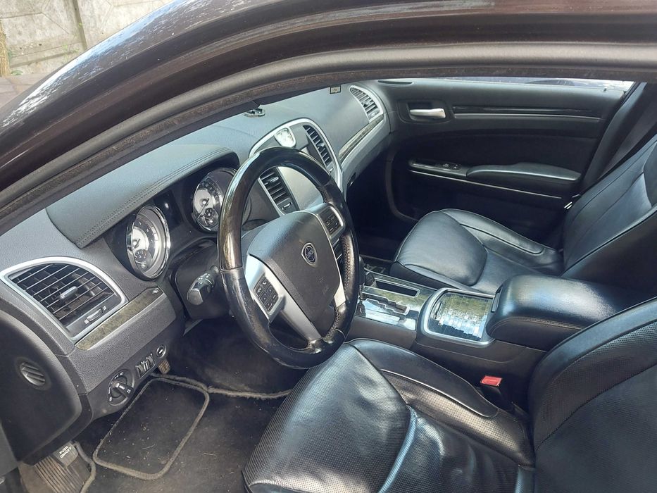 Lancia Thema z uszkodzonym silnikiem