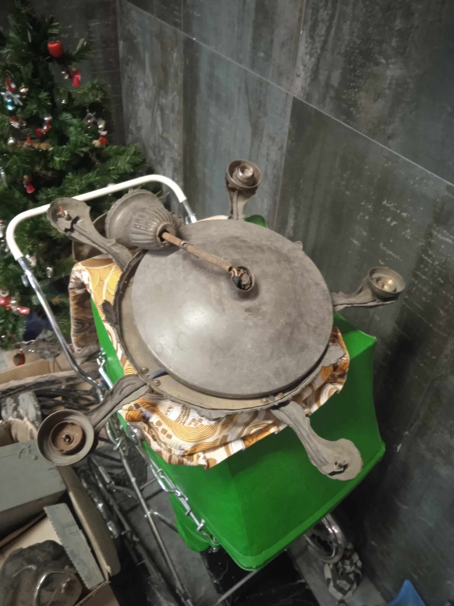 Stary mosiężny żyrandol zabytkowy przedwojenny