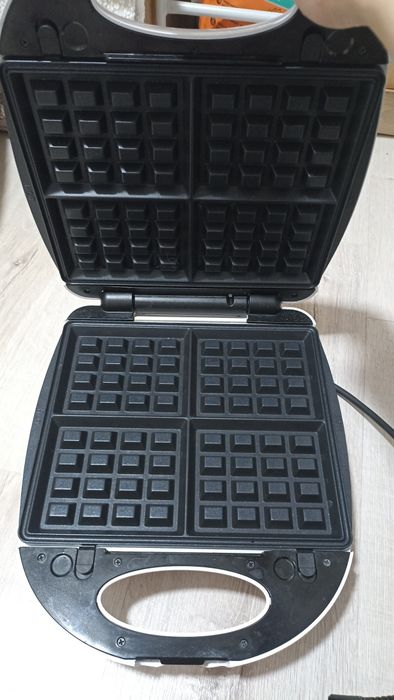 Вафельниця-бутербродниця Domo вживане