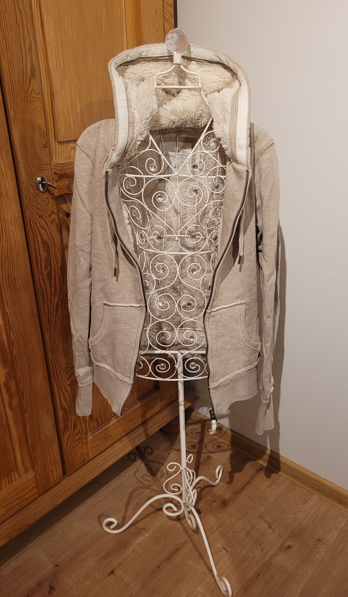 Beżowa, rozsuwana bluza z kapturem (H&M, M).