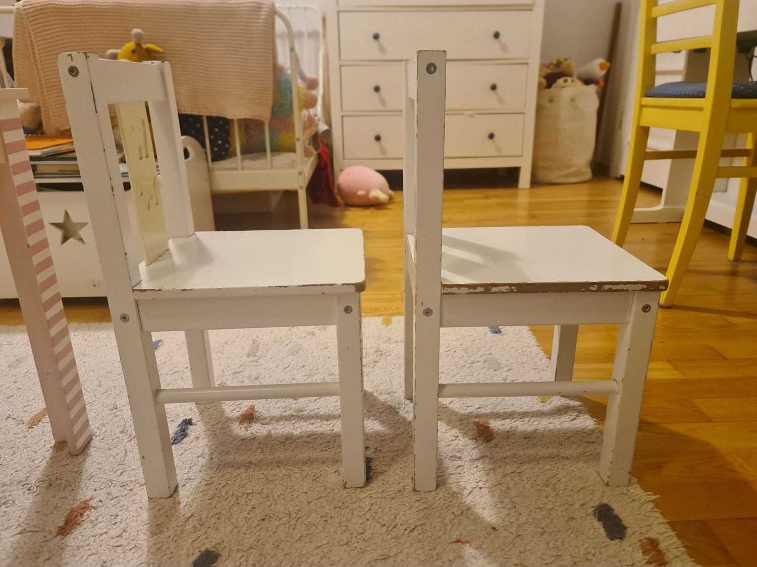 Ładny stolik dobrej marki + 2 krzesla z Ikea