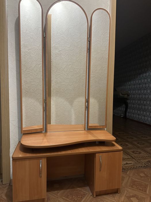 Трюмо з дзеркалом