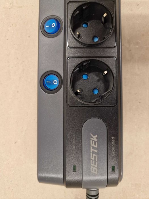 Extensão com 4 tomadas e interruptores individuais com carregador USB