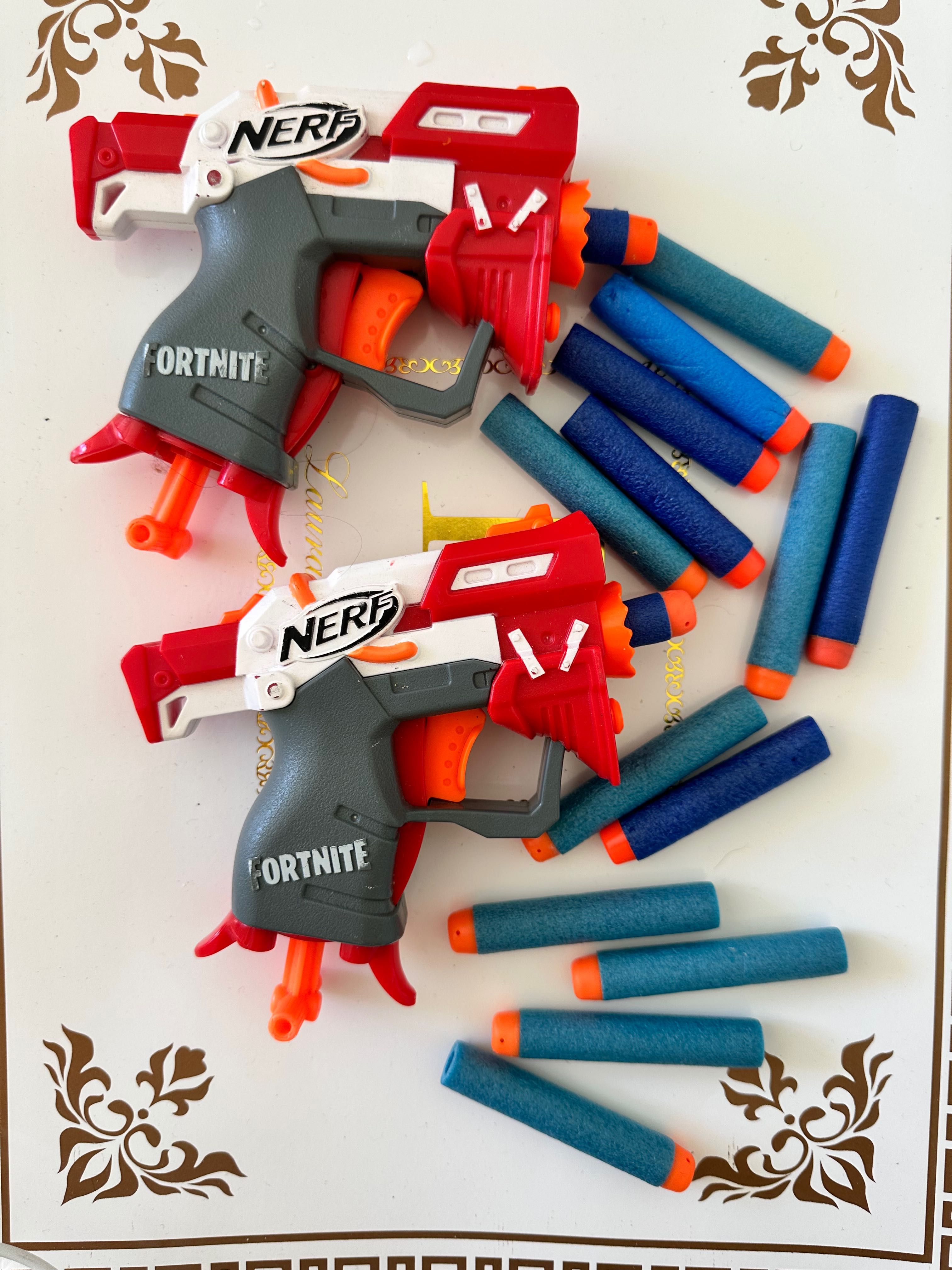 Два пістолета Nerf