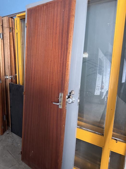 Portas de Madeira e Janelas