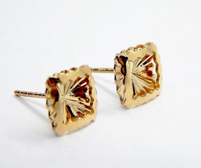 Złote kolczyki zdobione falowane kwadraciki sztyft złoto pr. 585 0,8cm