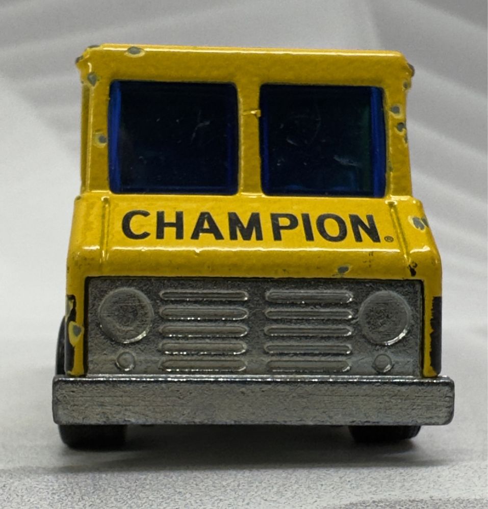 Коленційна машика Hot Wheels 1976 Delivery Van Champion Spark Plugs